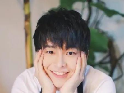 彭昱畅摔痛成龙心