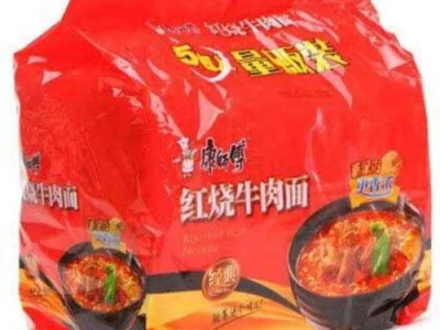 李施嬅车崇健一人一口方便面