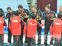 日本队致敬中国冰壶男队：友谊第一，握手恭喜！