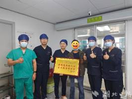 高空坠落惨剧：14毫米钢筋贯穿胸部，工人生命垂危